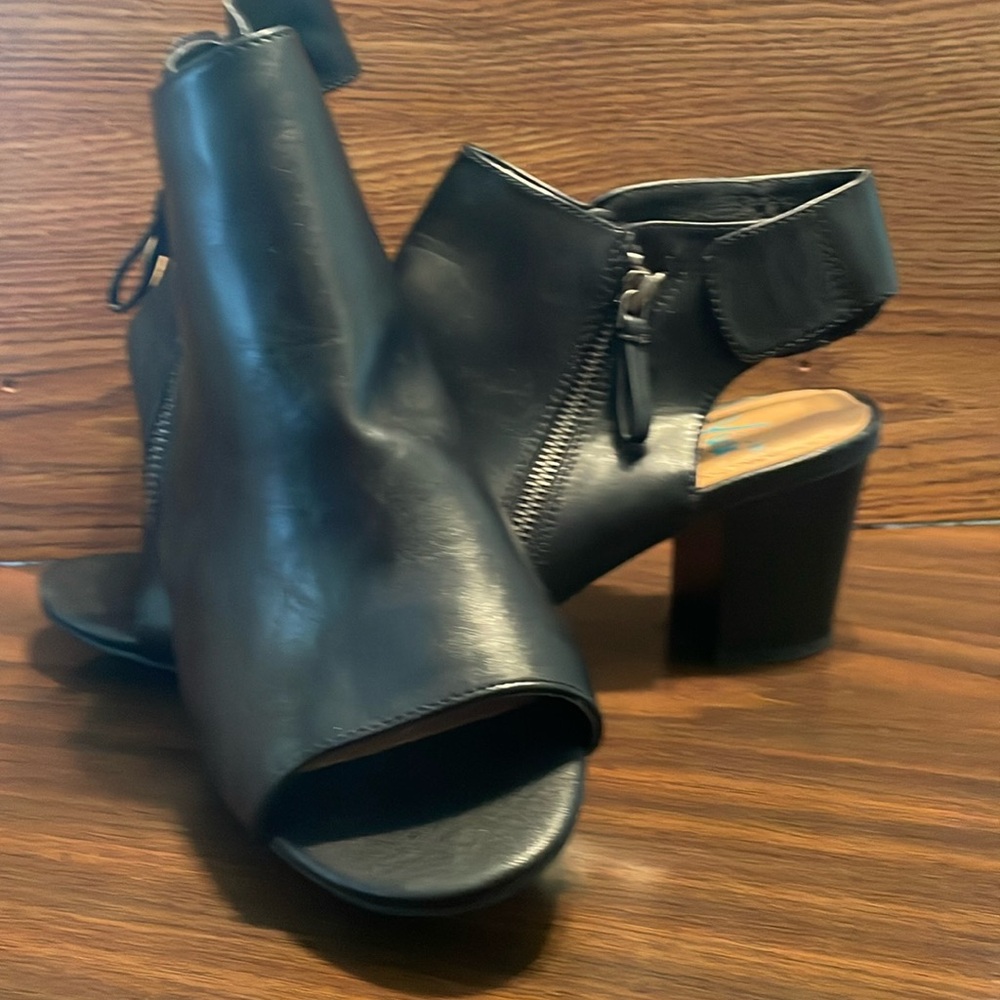 YUU peep toe  block heel  shoes